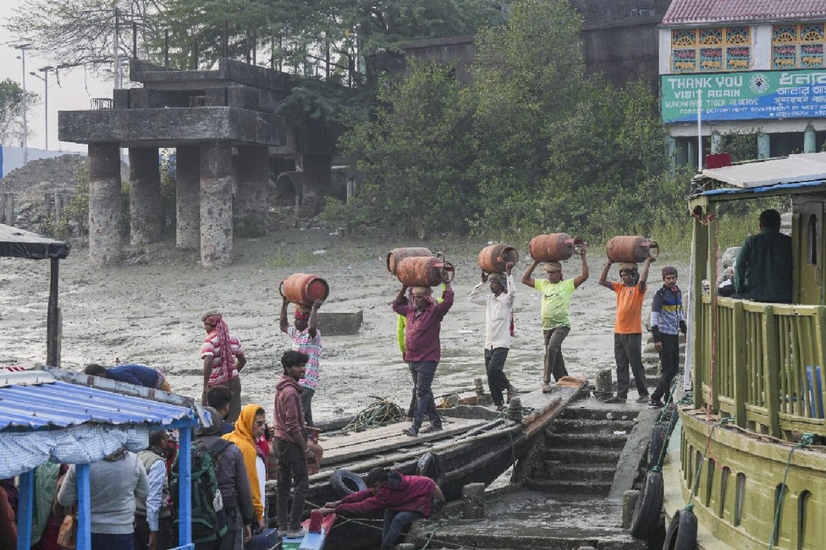 India Increases LPG Booking Period To 25 Days To Reduce Hoarding, Orders Refineries To Boost Output