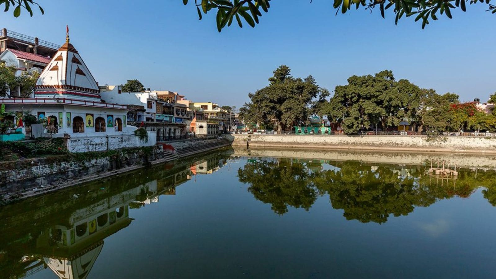 Nahan, Himachal PradeshNahan is an underrated gem in the Shivalik Hills that avoids the typical tourist rush, keeping accommodation costs low. A 5-hour drive from Delhi leads you to this ridge-top town where the centerpiece is Rani Tal, a royal garden with a large pond and an old temple. About 38 km from the main town lies Renuka Lake, the largest natural lake in Himachal Pradesh, where you can enjoy boating and visit the Renuka Wildlife Park. For those interested in prehistoric history, the Suketi Fossil Park nearby displays life-sized fiberglass models of extinct mammals found in the region.
