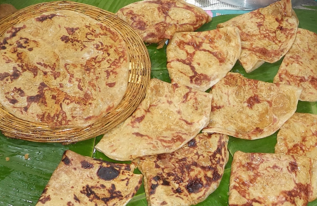 Puran Poli (Maharashtra): A festive favourite in Maharashtra, Puran Poli is a sweet flatbread stuffed with a mixture of jaggery and chana dal. Served with ghee, it’s rich, indulgent, and often prepared during major Hindu festivals, including Ram Navami. (Image: AI Generated)