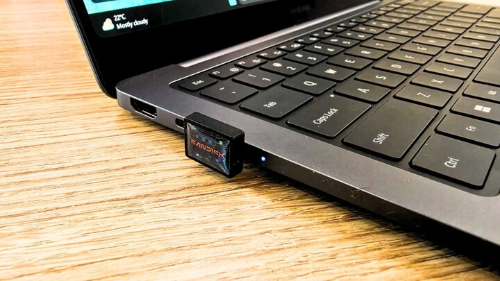 SanDisk Extreme Fit USB‑C flash drive lying on a surface