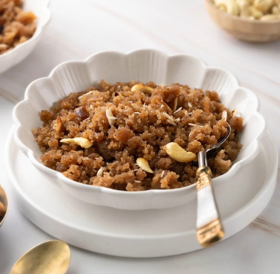 Singhare ke Aate ka Halwa (Fasting Special): Prepared during fasting periods, this halwa made from water chestnut flour is a popular bhog item in North India. Rich in ghee and garnished with nuts, it is both energizing and satisfying. (Image: AI Generated)