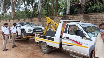 In addition to active enforcement against improper parking, the government is addressing the issue of old or abandoned vehicles that have been left on public roads for weeks. (Image: Bengaluru Traffic Police)