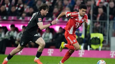 Moenchengladbach's Philipp Sander, left, and Bayern's Luis Diaz challenge for the ball during the Bundesliga soccer match between FC Bayern Munich and Borussia Moenchengladbach in Munich, Germany, March 6, 2026. (AP Photo/Matthias Schrader)