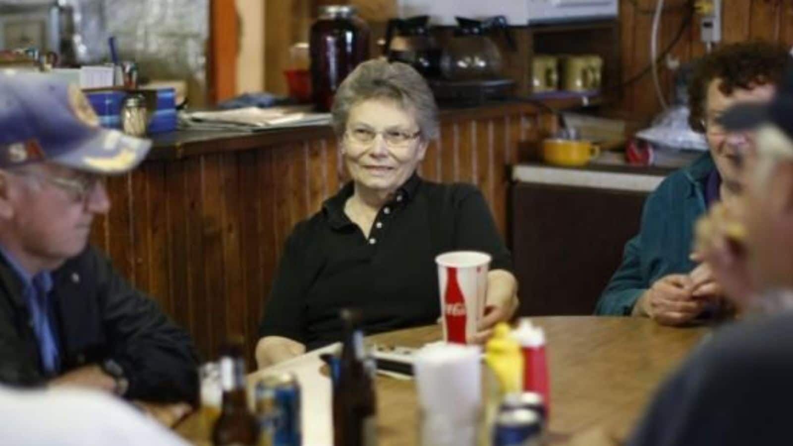 When Rudy passed away in 2004, Eiler became the sole remaining resident of the village. Guinness World Records later recognised Monowi as the world’s least populated town. Even so, visitors continue to arrive out of curiosity. The tavern remains open and across the road stands the Rudy Eiler Memorial Library. In 2020, she even posted a notice calling for mayoral elections and cast the only vote herself.