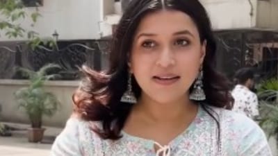 Mannara revealed that she is missing her sisters this Holi.