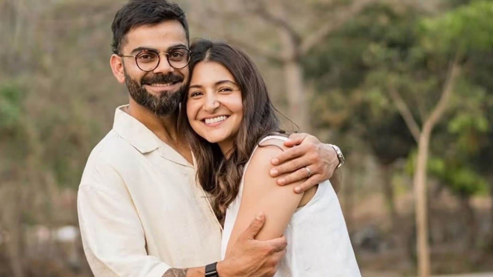 De acordo com documentos de propriedade acessados ​​​​pela CRE Matrix, o casal fez uma compra robusta de Rs 37,86 milhões em janeiro de cerca de 5 acres de terra para a propriedade na vila de Zirad, perto da popular Praia de Awas. Kohli expressou repetidamente seu carinho por Alibaug e, portanto, esta última compra não é nenhuma surpresa.