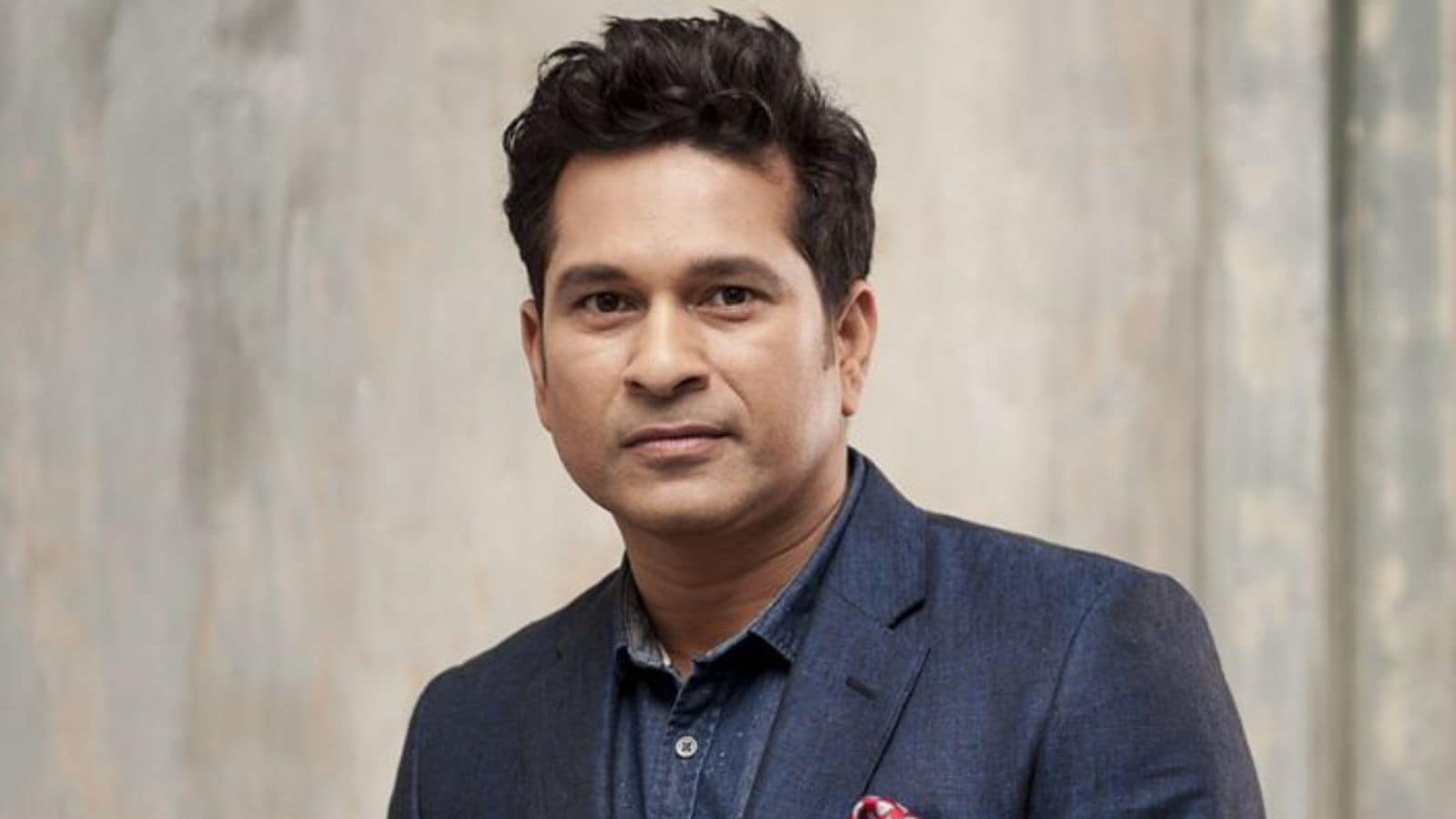 Também em Mumbai vive o poderoso Sachin Tendulkar, o próprio Deus do Críquete. Tendulkar mora em uma mansão deslumbrante com sua esposa Anjali e os filhos Sara e Arjun em Bandra. Segundo relatos, ele comprou esta residência pela quantia original de Rs 38 milhões. Inicialmente uma propriedade patrimonial, este bangalô foi posteriormente reformado por Tendulkar.