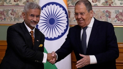 EAM S Jaishankar (L) said he and Russian foreign minister Sergey Lavrov (R) shared their assessments on the Iran war. (Image: AFP/File)