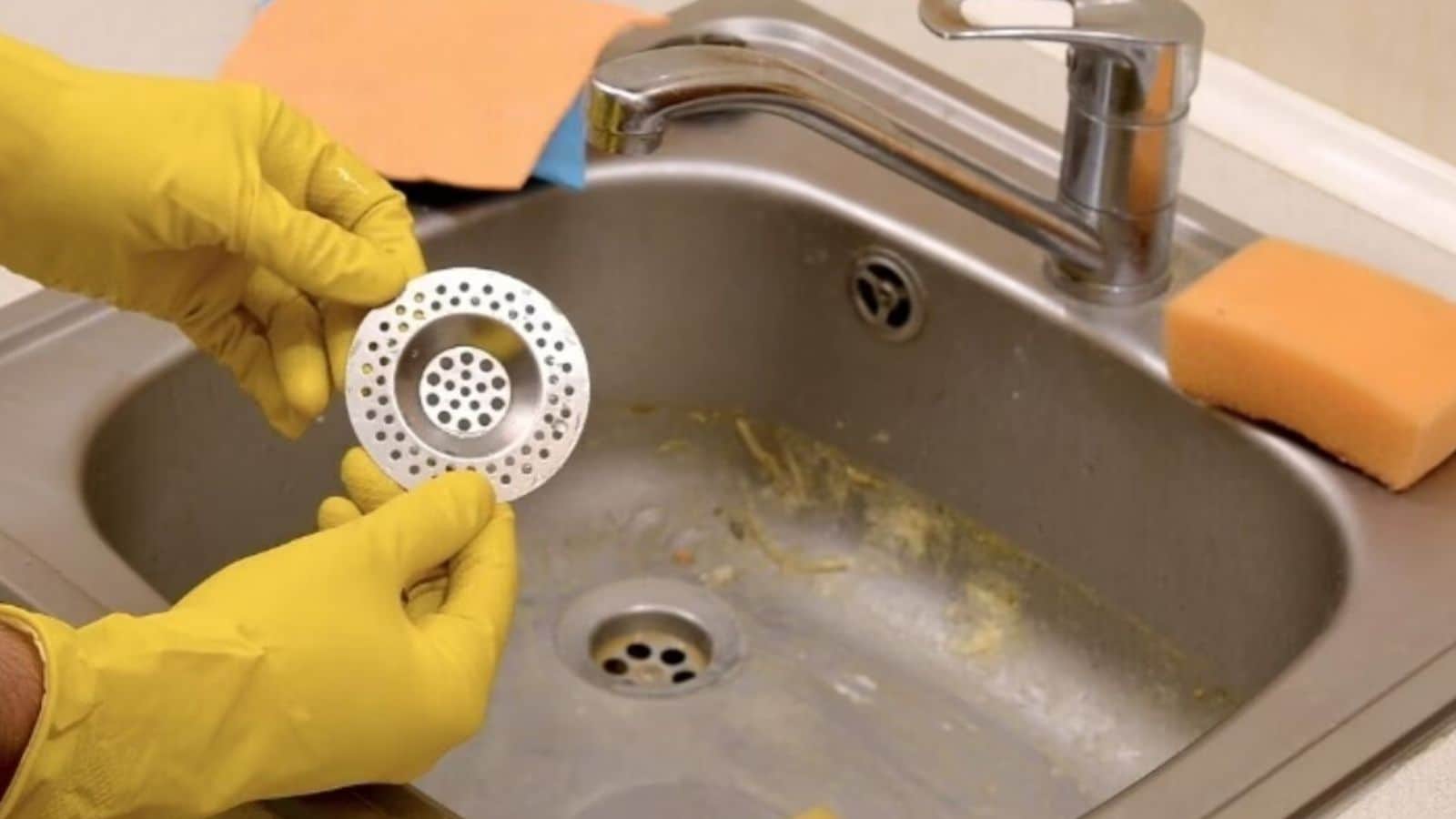 The Ministry of Environment, Urbanization and Climate Change has revised the “Regulation on the Management of Vegetable Waste Oils” draft. Under these rules, used oils cannot be poured into sinks, sewers, the sea, soil or any other environment. Homeowners must
 hand over frying oils, cooking oils and other vegetable oil residues to municipal collection centers, drop-off points, mobile collection units or sales points.
