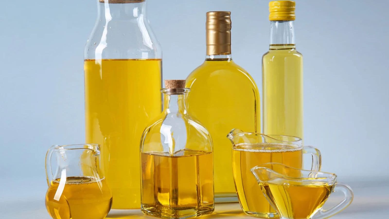 All types of vegetable oil packaging, from sunflower and olive to corn and hazelnut oils, will display a visible notice that advises consumers not to pour used oils into sinks. Once collected, these oils will be sent exclusively to licensed biorefineries or
 approved transfer centers, where they will be processed into biodiesel or sustainable aviation fuel. Using these oils again for cooking, mixing them directly into fuel or converting them into animal feed or cosmetic products will not be allowed.