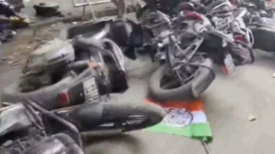 Scuffle Breaks Out Between TMC And BJP Outside EC Office In Kolkata; Several Vehicles Vandalised. (Image: ANI)