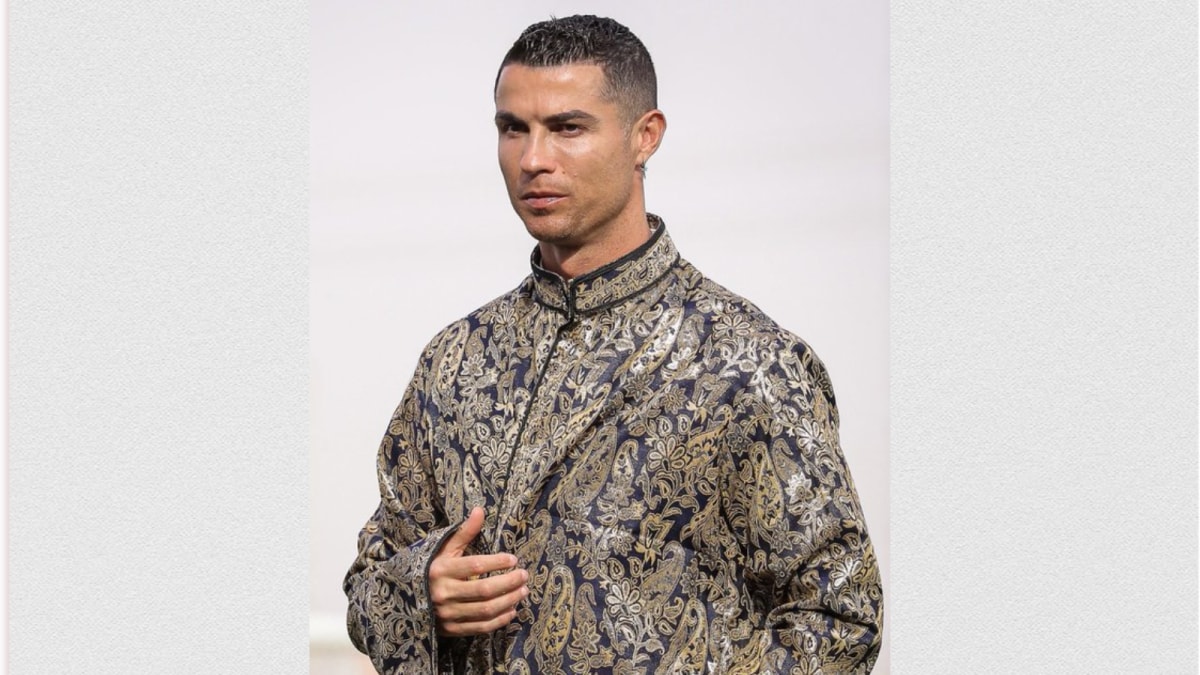 Cristiano Ronaldo’s Eid Post In Traditional Outfit Goes Viral, Fans Shower Love