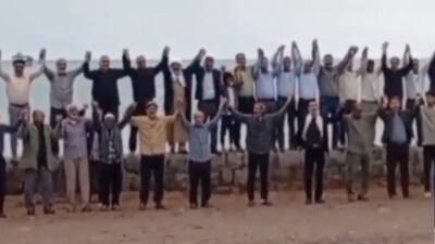 People of Kharg Island forming a human chain.  (Image: X/@PressTV)