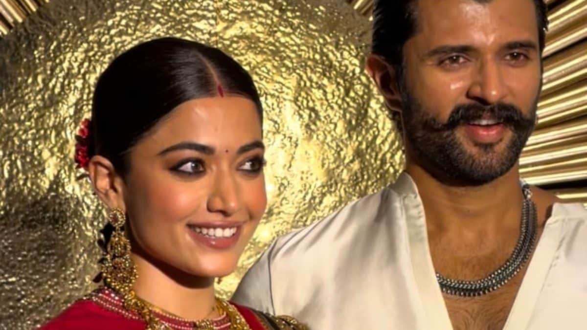 Vijay Deverakonda Tells Pap ‘Udhar Dekh’ While Posing With Rashmika Mandanna, Watch Viral Moment | Telugu Cinema News Vijay Deverakonda Tells Pap ‘Udhar Dekh’ While Posing With Rashmika Mandanna, Watch Viral Moment | Telugu Cinema News