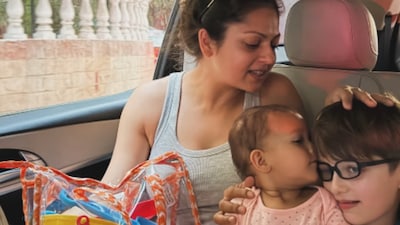 Leela was seen kissing Sufi while sitting on his lap in the picture.