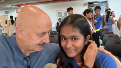 The actor shared the moment online, earning praise for supporting his late friend’s family.