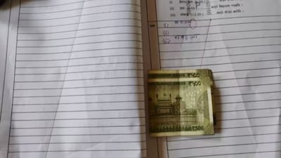 The photo of the cash placed inside the answer sheet quickly went viral on social media, generating widespread discussion and surprise. (Local18)