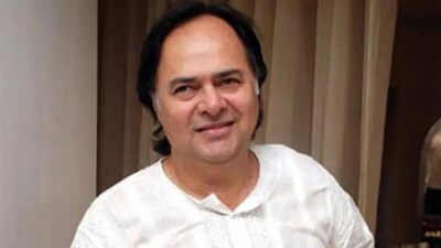 Farooq Sheikh died of a heart attack in 2013 in Dubai.