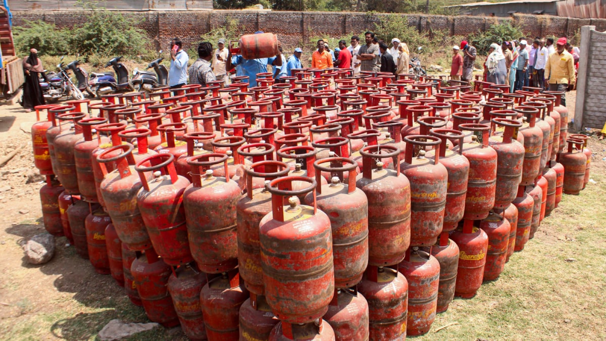 Gas Agency Owner Among 7 Held In Jhansi For Stealing, Diverting 524 Domestic LPG Cylinders To Black Market