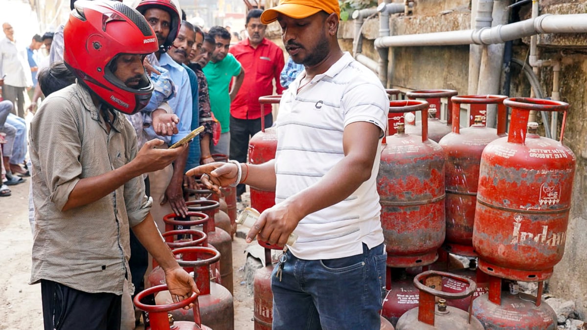 LPG Shortage: Black Market Prices Reach Rs 1,500 In Delhi, Rs 3K In Mumbai, 1.5x In Bengaluru | City-Wise Update