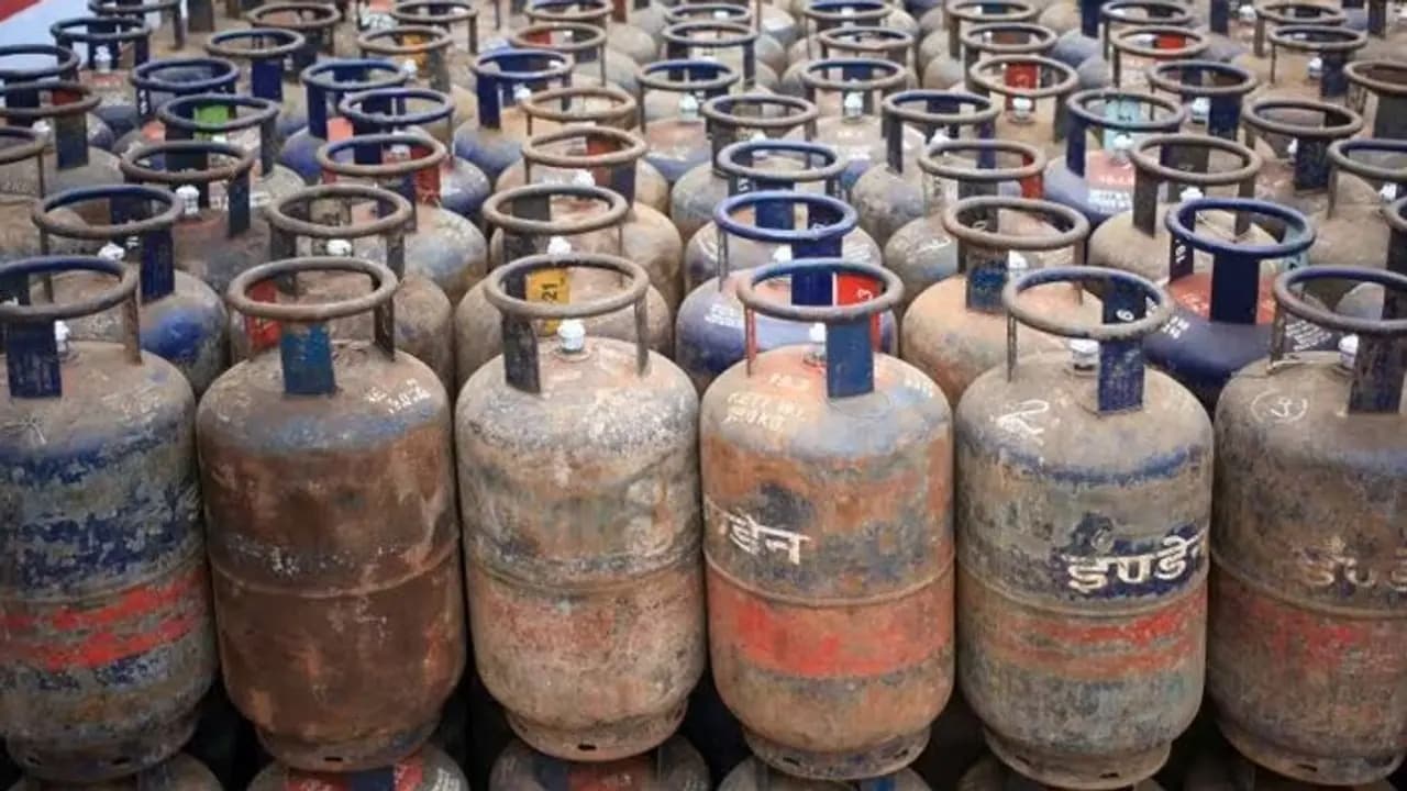  Shortage Hits Mumbai And Bengaluru Eateries, Supply Restricted, Rules Changed