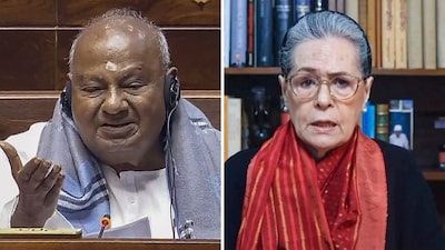 Deve Gowda and Sonia Gandhi. (File)