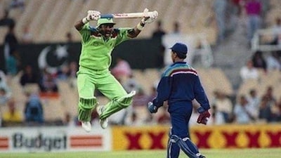 Javed Miandad mocking Kiran More during 1992 India vs Pakistan World Cup match.