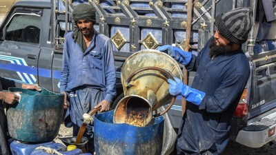 Vendors filling their jerrycans with smuggled Iranian petrol, on the outskirts of Quetta in Balochistan province. (AFP photo)