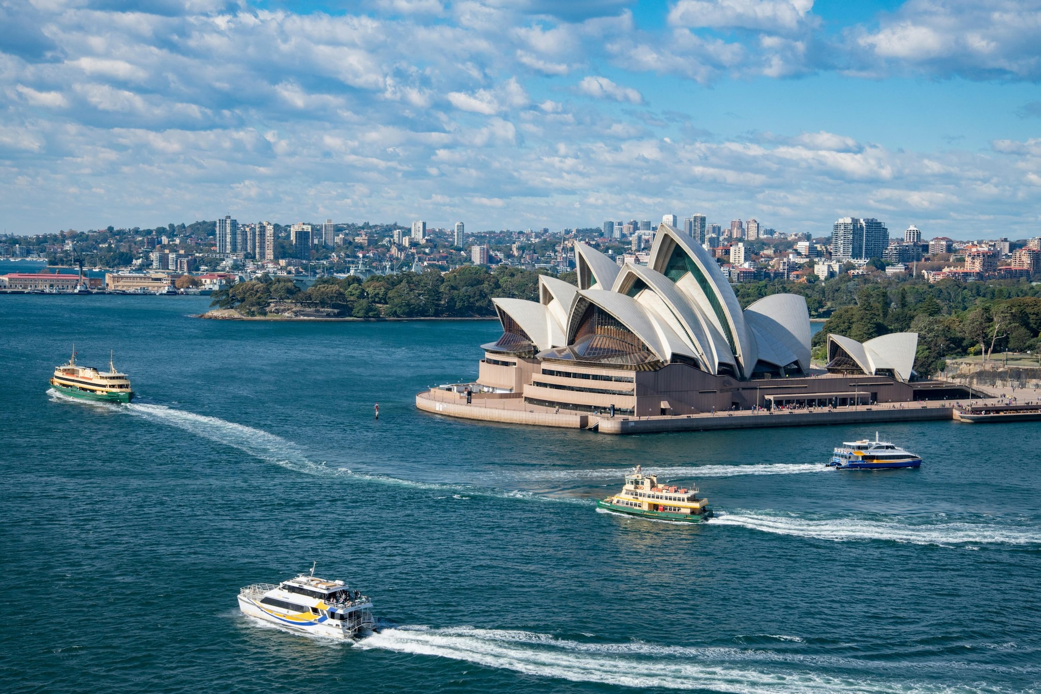 Australia: Australia offers safety, adventure, and vast landscapes for solo travelers. From Sydney’s iconic landmarks to the Great Barrier Reef and the Outback, women can enjoy secure accommodations, friendly locals, and organized tours throughout the country.