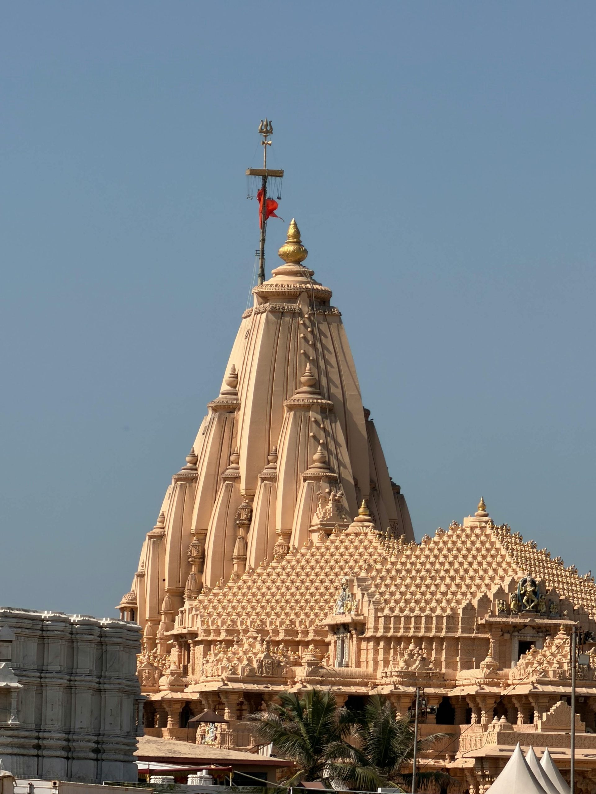 गुजरात (स्कोर: 49.9): बजट बनाने के अपने ऐतिहासिक रूप से अनुशासित दृष्टिकोण के कारण गुजरात अग्रणी बना हुआ है। राज्य एक बहुत अच्छा ऋण-से-जीएसडीपी अनुपात और एक लचीला आंतरिक कर आधार बनाए रखता है। हालाँकि हरित ऊर्जा और औद्योगिक गलियारों में बड़े पैमाने पर निवेश के कारण इस वर्ष इसका स्कोर थोड़ा कम हुआ है, लेकिन इसकी मौलिक राजकोषीय समझदारी बड़े औद्योगिक राज्यों के लिए एक बेंचमार्क बनी हुई है। गुजरात (स्कोर: 49.9): बजट बनाने के अपने ऐतिहासिक रूप से अनुशासित दृष्टिकोण के कारण गुजरात अग्रणी बना हुआ है। राज्य एक बहुत अच्छा ऋण-से-जीएसडीपी अनुपात और एक लचीला आंतरिक कर आधार बनाए रखता है। हालाँकि हरित ऊर्जा और औद्योगिक गलियारों में बड़े पैमाने पर निवेश के कारण इस वर्ष इसका स्कोर थोड़ा कम हुआ है, लेकिन इसकी मौलिक राजकोषीय समझदारी बड़े औद्योगिक राज्यों के लिए एक बेंचमार्क बनी हुई है।