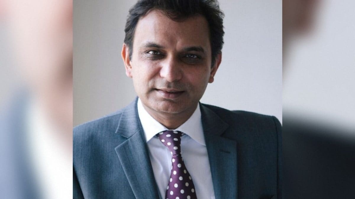 Indian-Origin Surgeon Carries Out UK's First Long-Distance Robotic Surgery From 2,400 Km Away