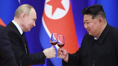 Russian President Vladimir Putin and North Korean leader Kim Jong Un toast during a reception at the Mongnangwan Reception House in Pyongyang. (File image)