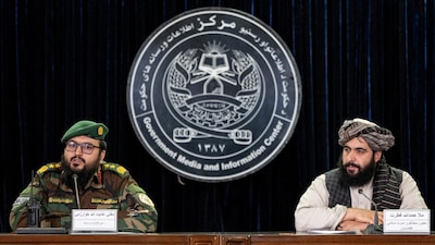 Taliban Defence Ministry spokesman Enayatullah Khowarazmi (L) and Taliban government's deputy spokesman Hamdullah Fitrat. (AFP photo)