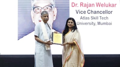 Dr. Vaishali Rajput, Principal, Chandrabhan Sharma College (Autonomous), Powai, honouring Dr. Rajan Welukar, Vice Chancellor of Atlas Skill Tech University, Mumbai.