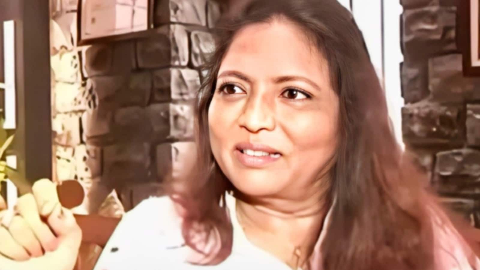 Kalpana Saroj was born in 1961 into a Dalit family that faced both economic hardship and social prejudice. Her father worked as a police constable, earning a modest salary that barely supported the family. Growing up, she saw firsthand how limited opportunities were for people in her community. Education was difficult to pursue and social barriers were constant. For girls especially, expectations were extremely narrow. Life seemed to follow a path already decided by tradition. 