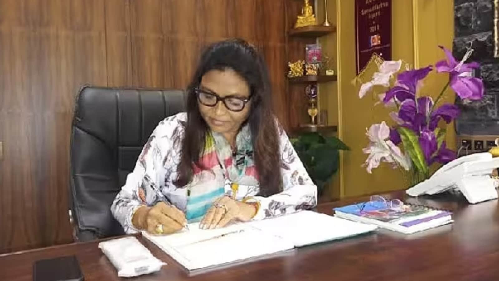 Overwhelmed by hopelessness, Kalpana attempted to end her life by consuming poison. Miraculously, she survived the ordeal. That moment later became a turning point that reshaped her thinking about life. As she recovered, she realised that surviving meant she had another chance. She decided she would not allow society to define her future. With that determination, she resolved to leave her village behind and start over. 