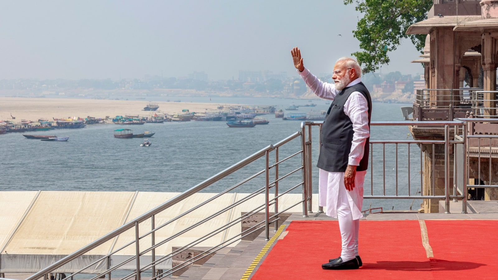 वाराणसी में पीएम मोदी