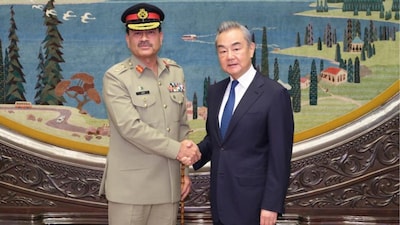 Pakistan Field Marshal Asim Munir (left) and China's foreign minister Wang Yi. (Xinhua)