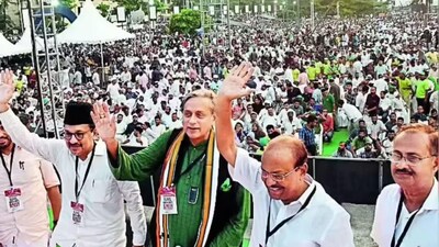 Congress MP from Thiruvananthapuram, Shashi Tharoor with IUML leaders in Kozhikode, 2023. (Image Courtesy: TOI)