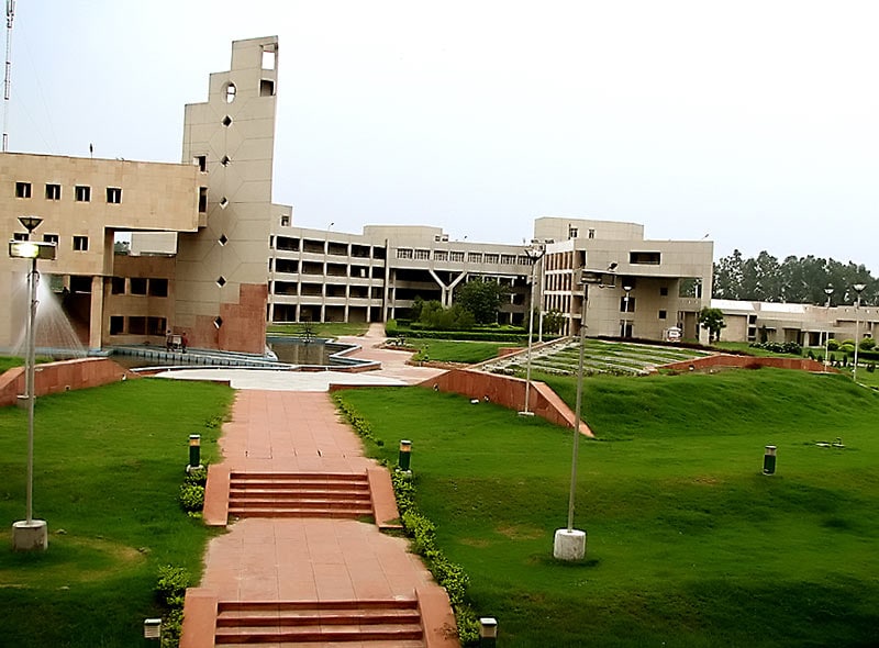 2. Delhi Technological University (DTU) DTU, located in New Delhi, is one of the strongest government engineering universities in India that accepts JEE Main scores through counselling routes. Known for its excellent return on investment, DTU offers low fees and high placements, especially in Computer Science and IT. Its location in the capital gives students strong industry exposure and networking opportunities.