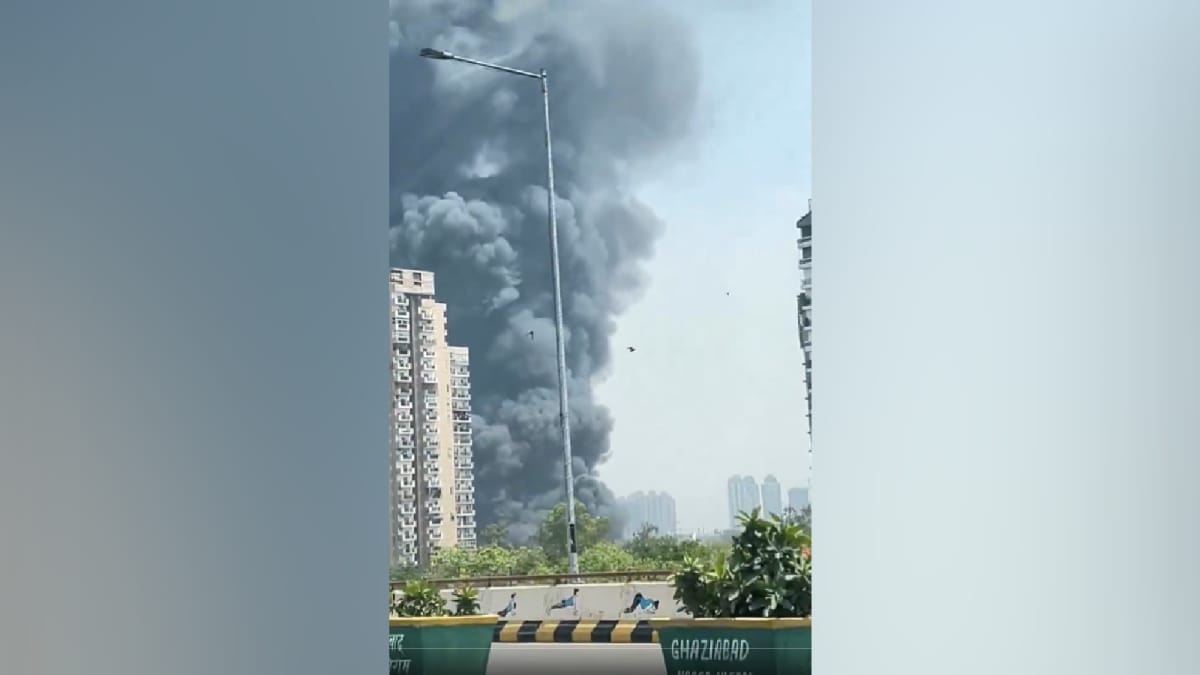 Massive Fire Ravages Slum Settlement In Ghaziabad's Indirapuram, 200 Huts Gutted