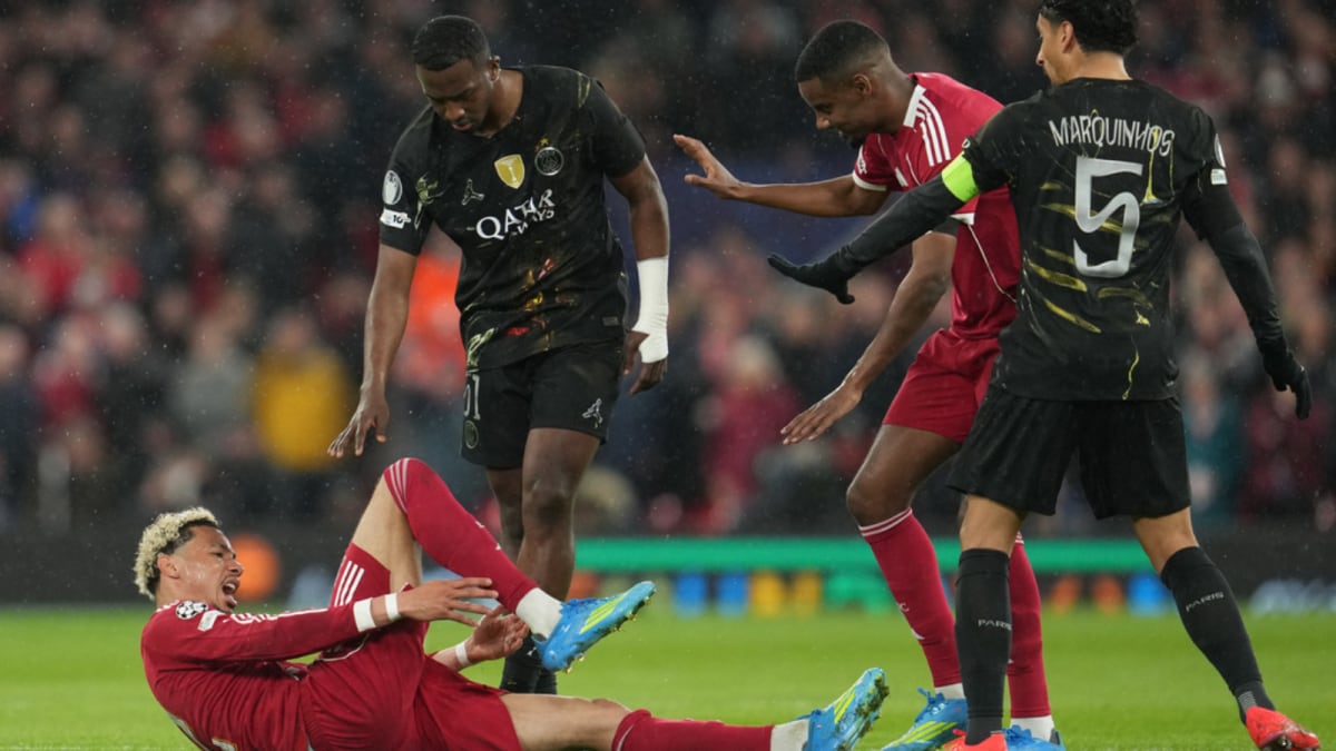 Arne Slot Confirms Hugo Ekitike Injury 'Looks Really Bad' But Points Out One 'Good Thing'