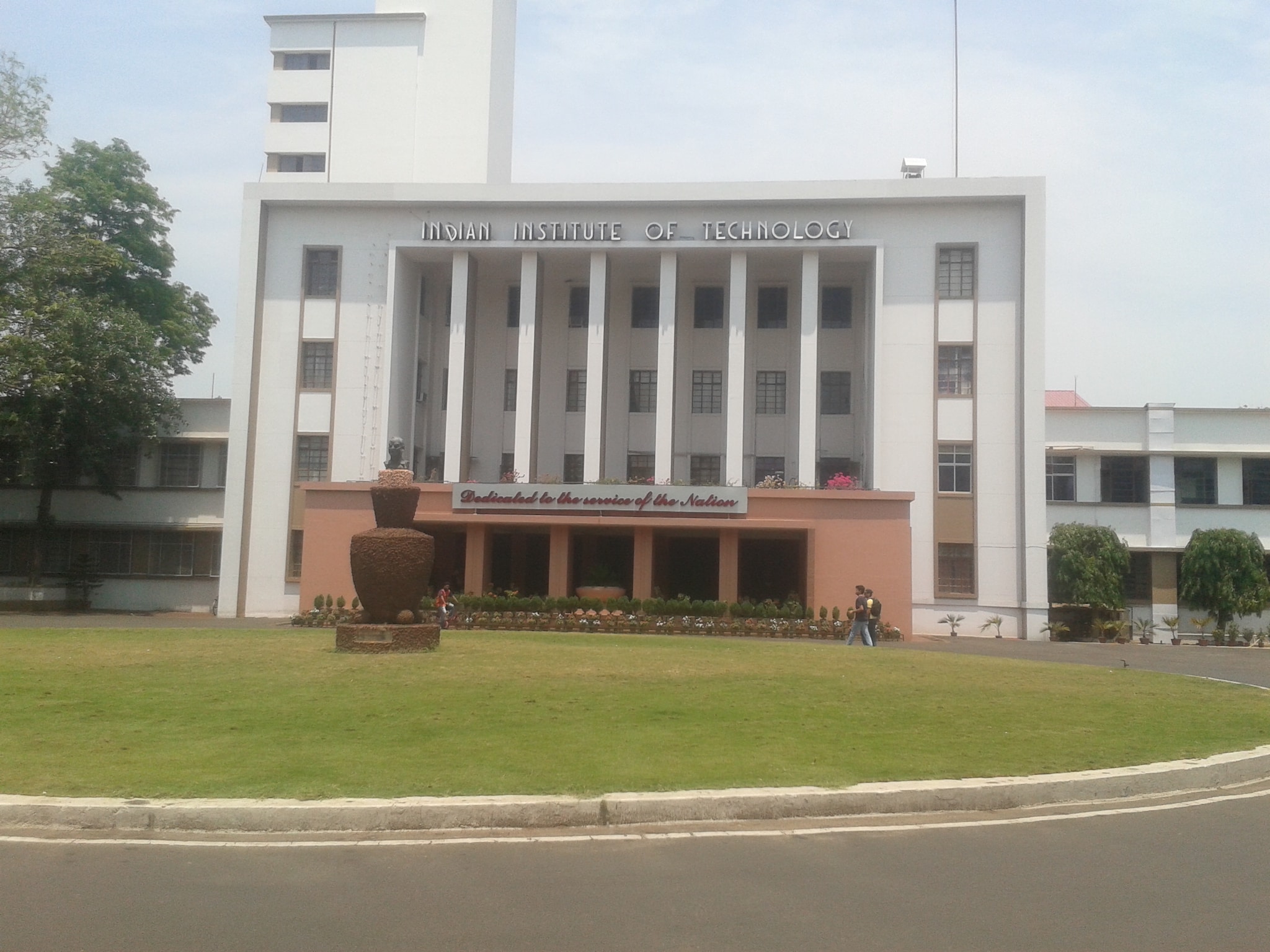 Indian Institute of Technology Kharagpur: Scoring 78.69, IIT Kharagpur is one of the oldest IITs and offers a wide range of courses along with a large campus.