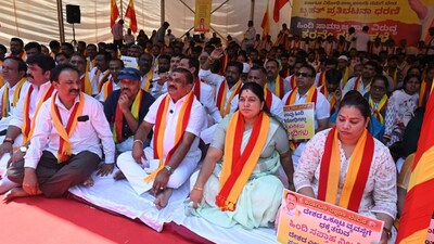 The protest, led by Karnataka Rakshana Vedike State President TA Narayan Gowda, had demonstrators raising slogans against what they termed “Hindi imposition” in Karnataka. (News18)