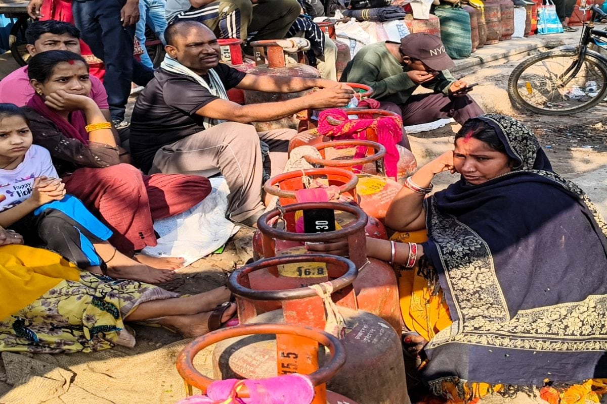 ‘No Gas, No Work’: How LPG Crisis Is Forcing Migrant Workers To Leave Cities, Head Back Home