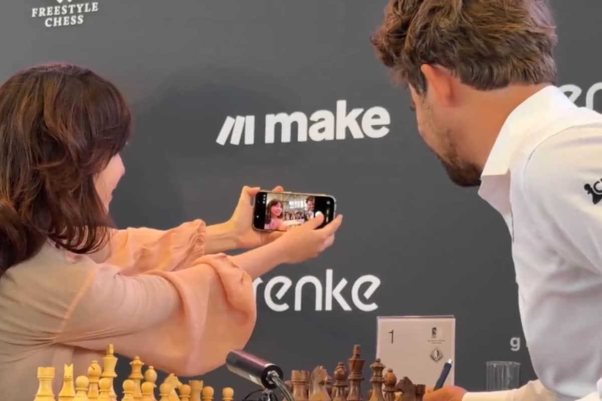 Sefie With Magnus Carlsen Costs Chess Player Her Phone! Here's Why