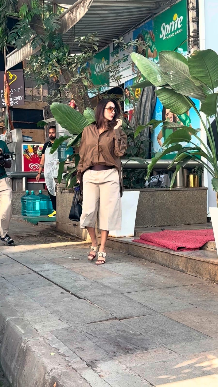 Malaika left her hair open, enhancing the easygoing vibe, and opted for minimal makeup with nude lips. (Image: Viral Bhayani)