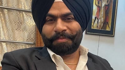 Anjum Batra plays the role of Mintu in Mamla Legal Hai. 