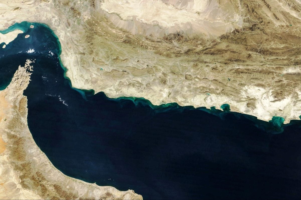 Sanctioned Supertanker Crosses Hormuz Strait 'Without Disturbance' Despite US Blockade, Claims Iran