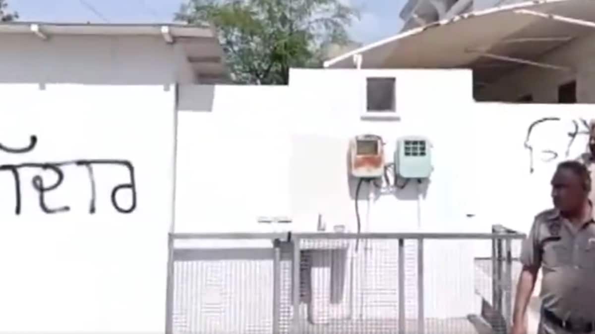 AAP Workers Protest Outside Harbhajan Singh's Residence, Deface Walls With ‘Gaddar’ Graffiti